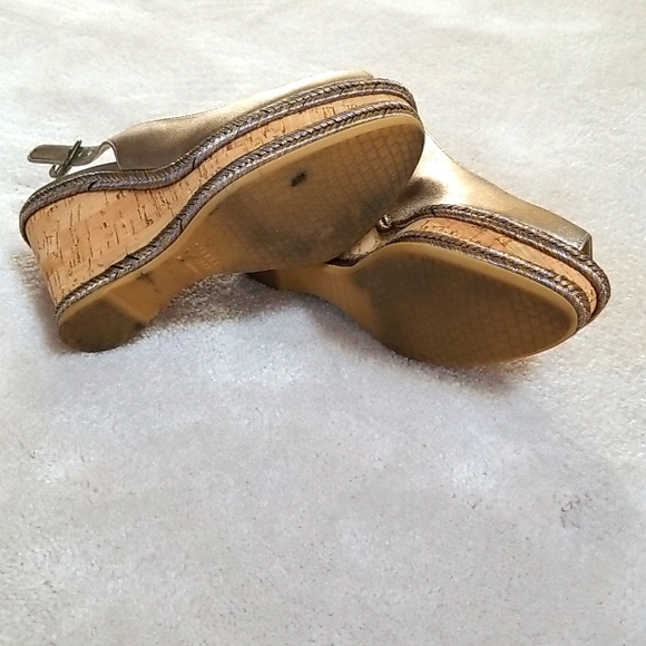 Stuart Weitzman - Picture 4 of 5